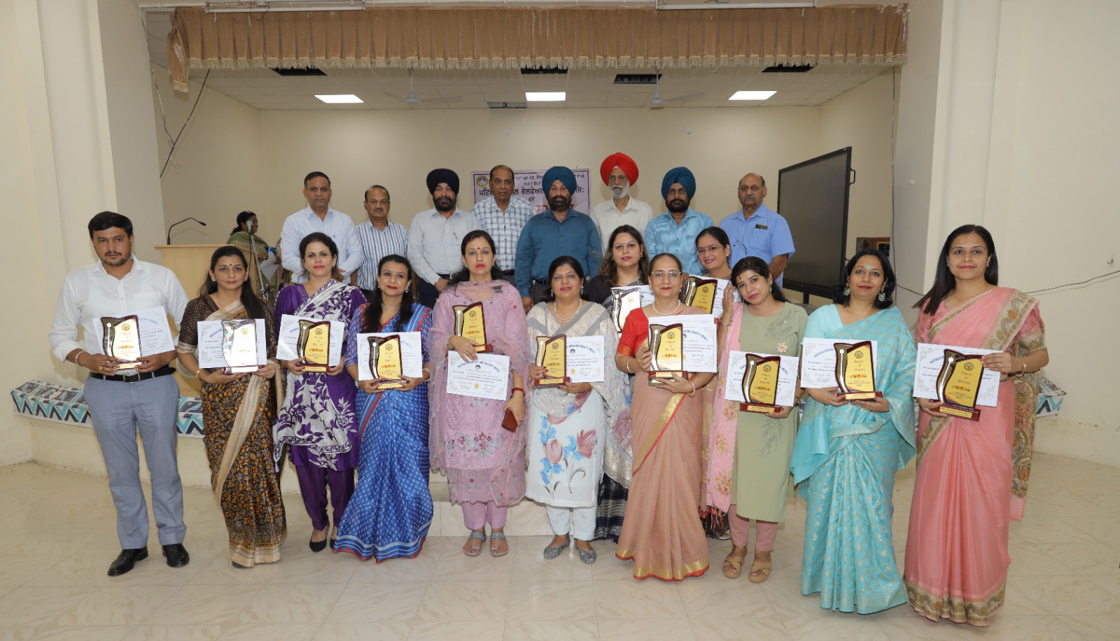 Patiala Social Welfare Society honored the principal and teachers